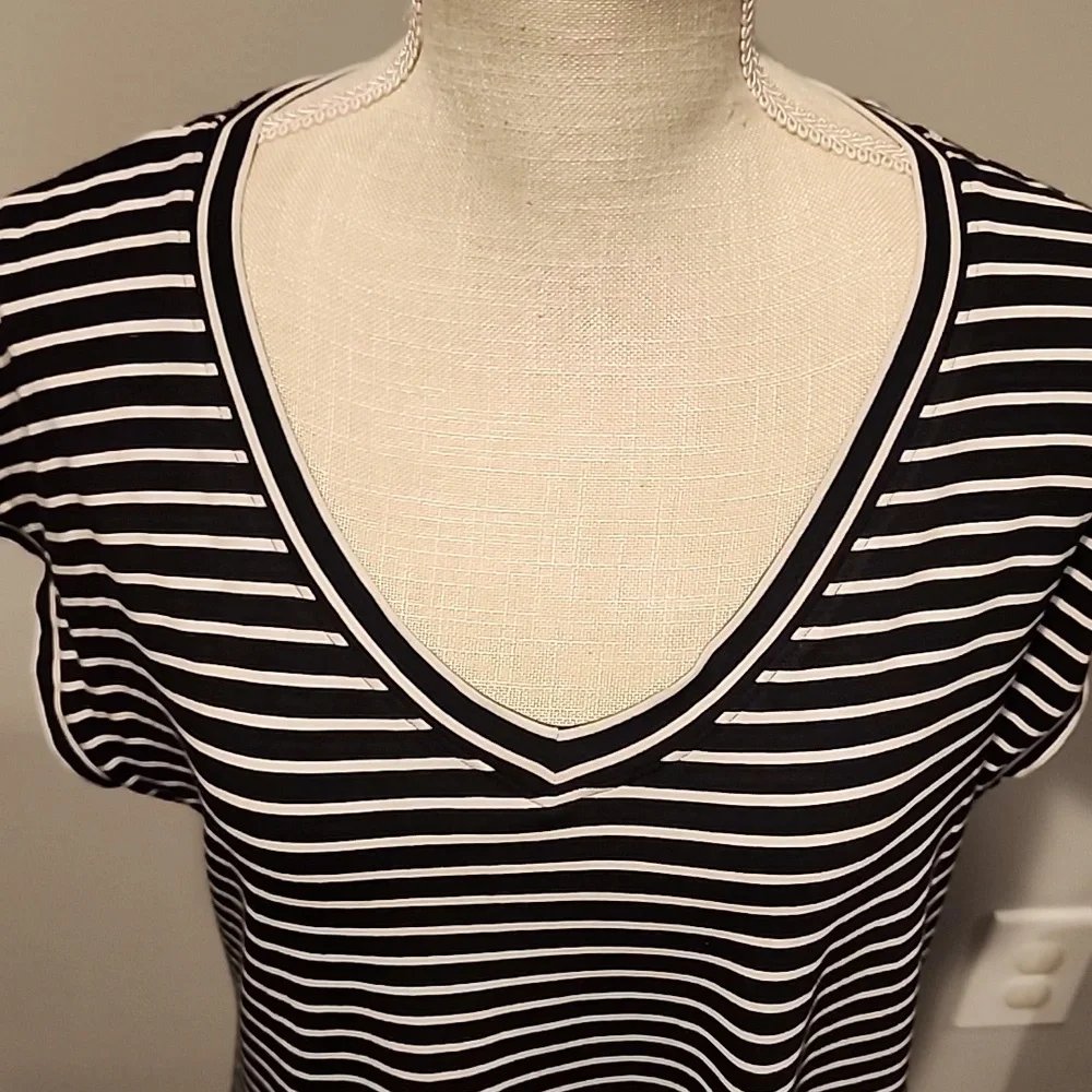Chico's Black/White Striped Short Sleeve V-neck Top Size L PTP 21 In. L 26 In. - Picture 2 of 7